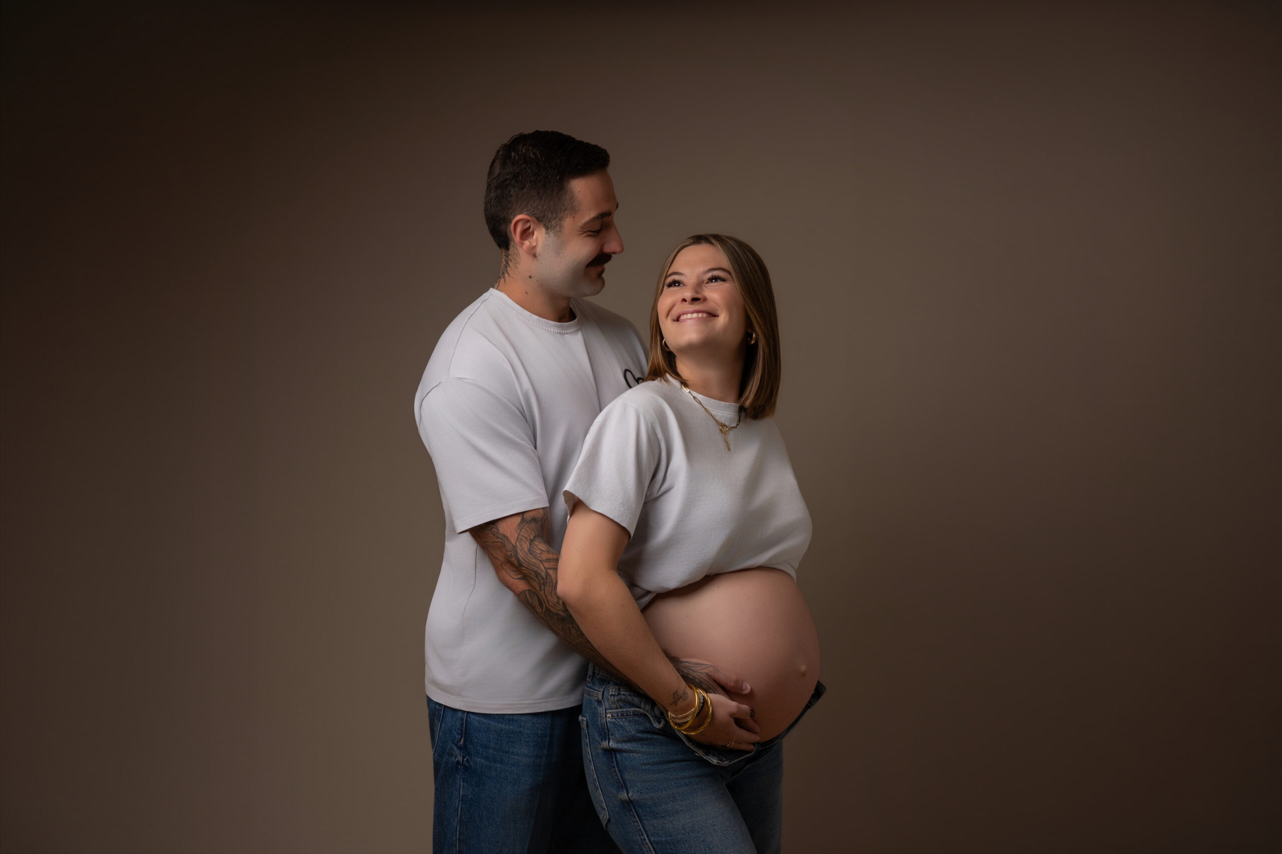 Séance photo grossesse en studio à Saint-Laurent-des-Arbres – future maman