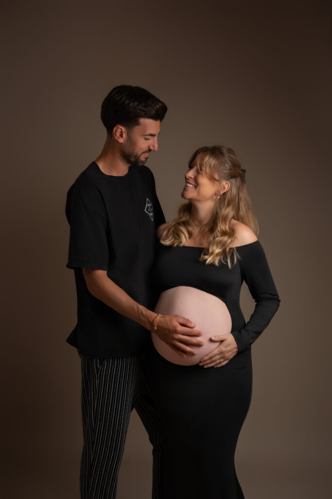 Photo de grossesse en couple dans le Gard – complicité entre les futurs parents